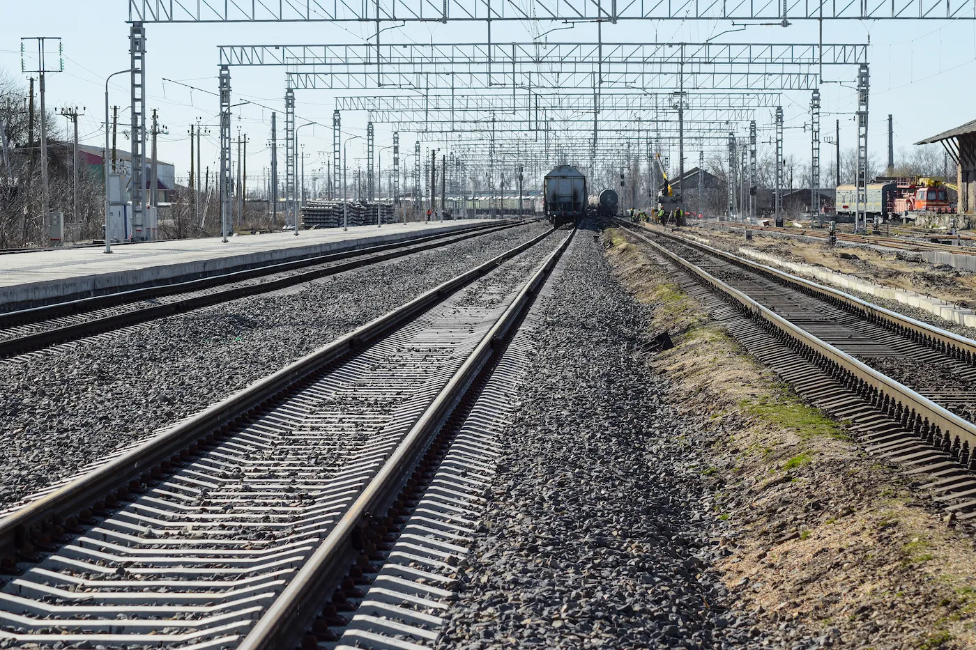 Railway track and overhead line equipment on a rail corridor